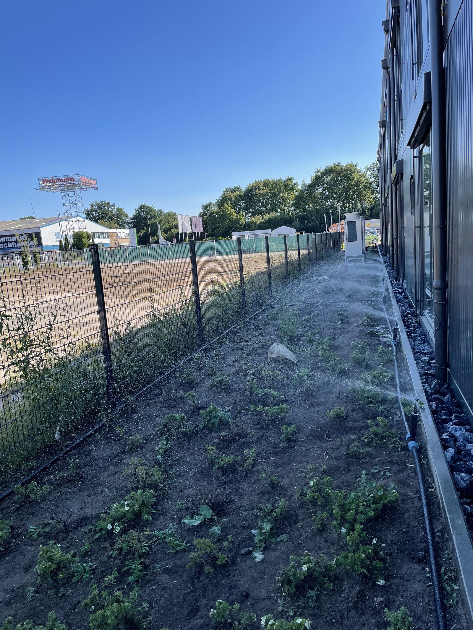 Tropfbewässerung entlang der Fassade auf dem Gewerbegelände