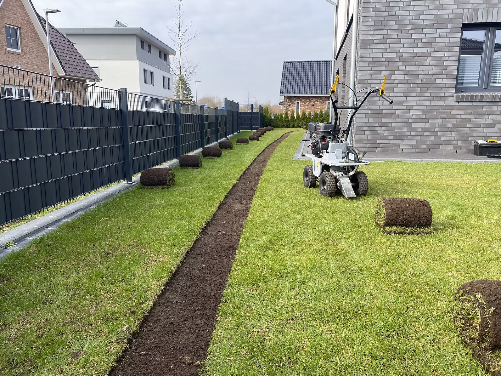 Verlegung der Bewässerungsleitungen im neuen Rasen