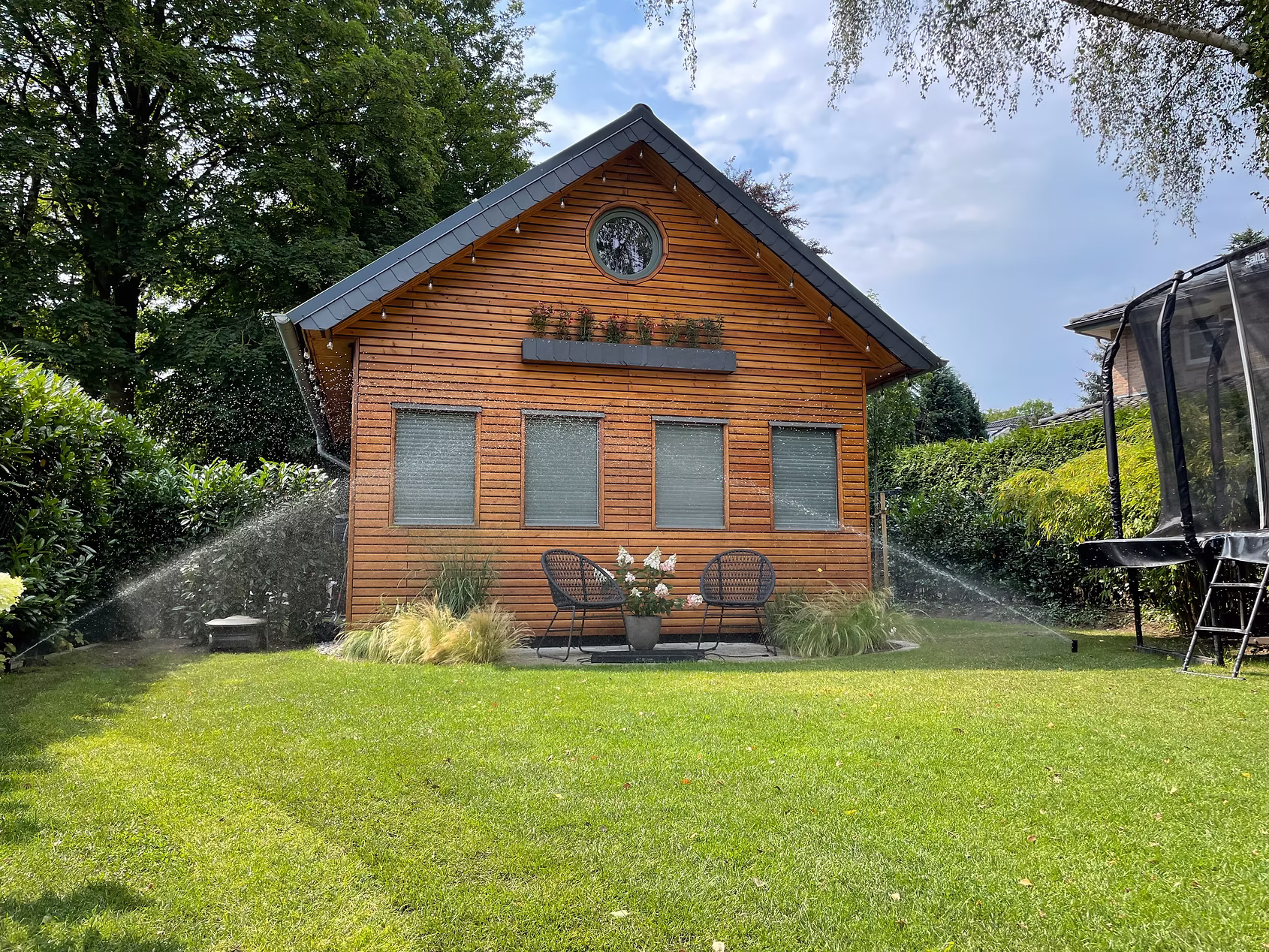 Sprinklerinstallation am Gartenhaus mit Sitzecke